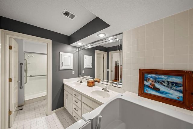 3936 Shawnee Mission Parkway, Fairway, KS 66205