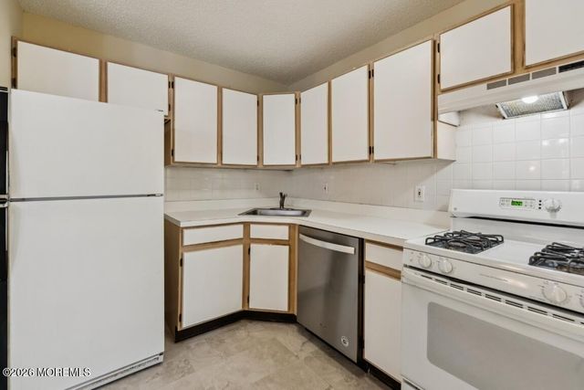 94 Des Moines Court, Tinton Falls, NJ 07712