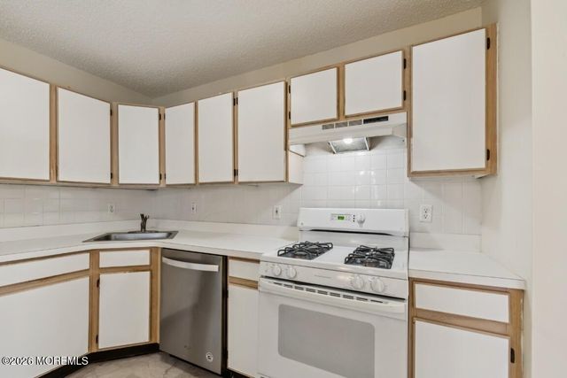 94 Des Moines Court, Tinton Falls, NJ 07712