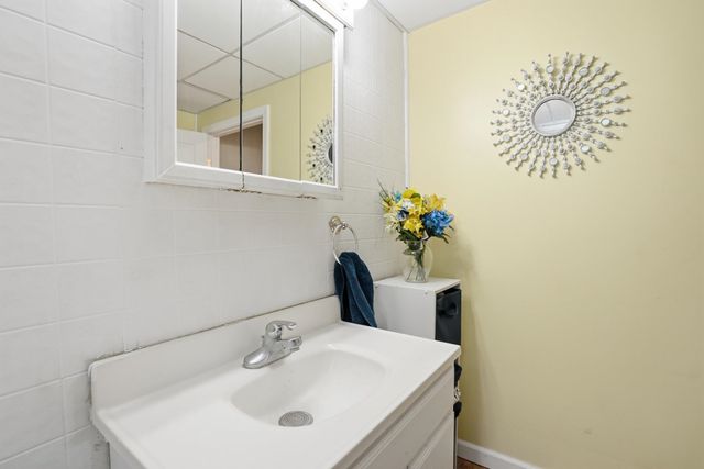 32 Gentes Road, Essex Junction, VT 05452