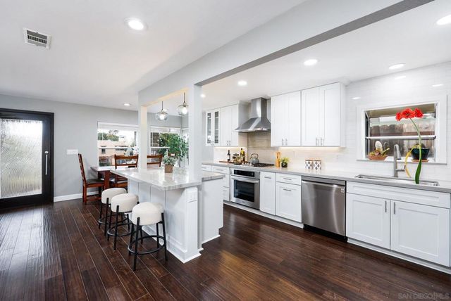 2114 Diamond St, San Diego, CA 92109