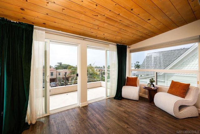 2114 Diamond St, San Diego, CA 92109