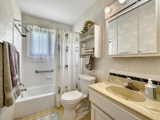 608 Grospoint Avenue N, Oakdale, MN 55128