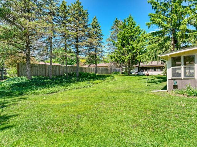608 Grospoint Avenue N, Oakdale, MN 55128