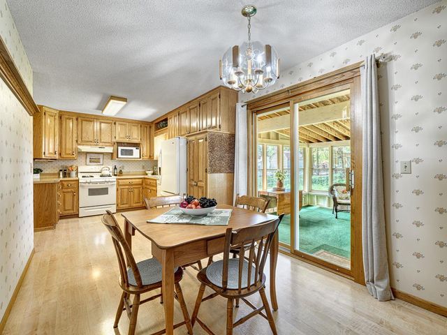 608 Grospoint Avenue N, Oakdale, MN 55128