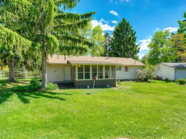 608 Grospoint Avenue N, Oakdale, MN 55128