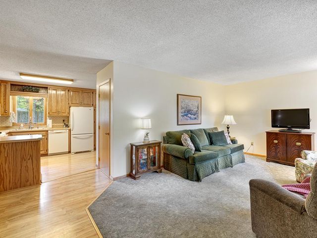 608 Grospoint Avenue N, Oakdale, MN 55128