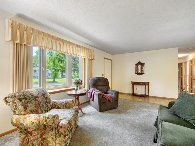 608 Grospoint Avenue N, Oakdale, MN 55128