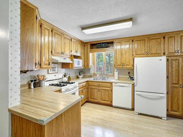 608 Grospoint Avenue N, Oakdale, MN 55128
