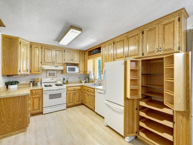608 Grospoint Avenue N, Oakdale, MN 55128