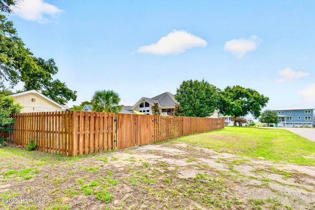 103 Inlet Court, Hampstead, NC 28443