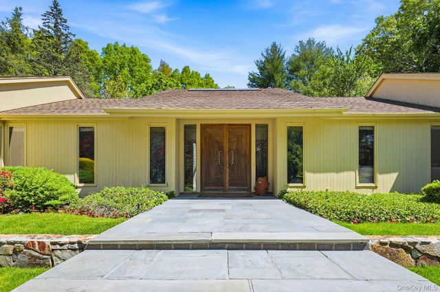 17 Hastings Road, Old Westbury, NY 11568
