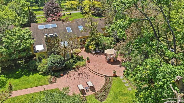 17 Hastings Road, Old Westbury, NY 11568