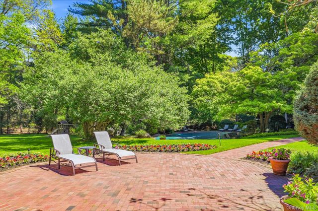17 Hastings Road, Old Westbury, NY 11568
