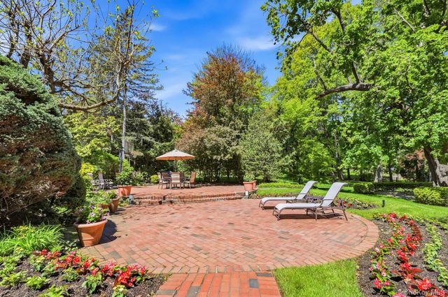 17 Hastings Road, Old Westbury, NY 11568
