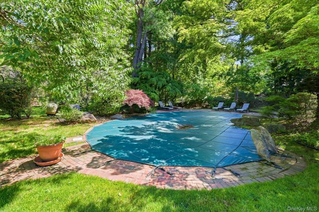 17 Hastings Road, Old Westbury, NY 11568