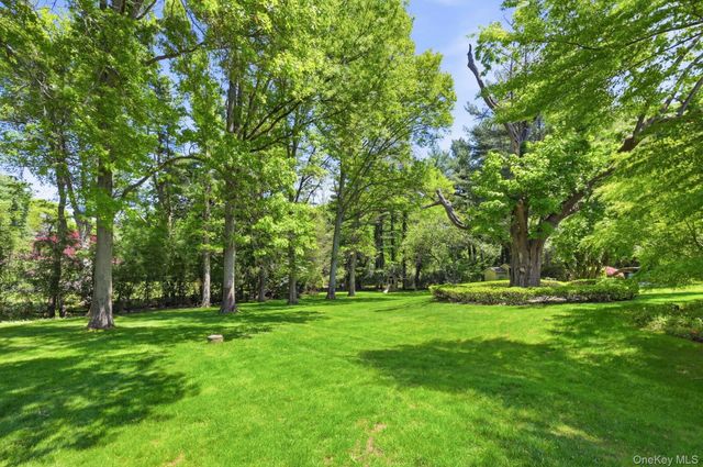 17 Hastings Road, Old Westbury, NY 11568