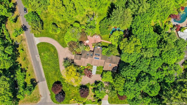 17 Hastings Road, Old Westbury, NY 11568