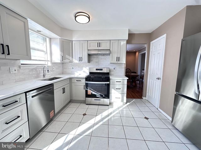 2 W HIGH RIDGE RD, Cherry Hill, NJ 08003