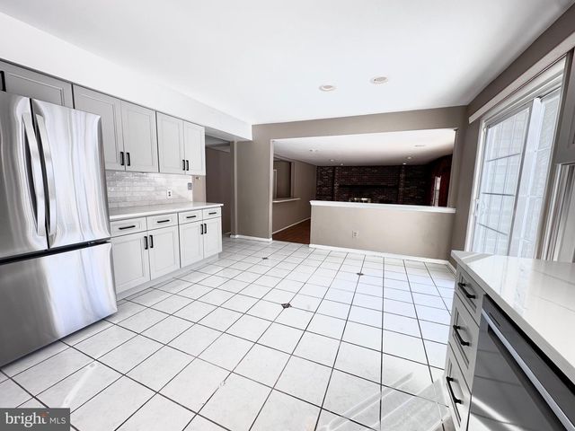 2 W HIGH RIDGE RD, Cherry Hill, NJ 08003