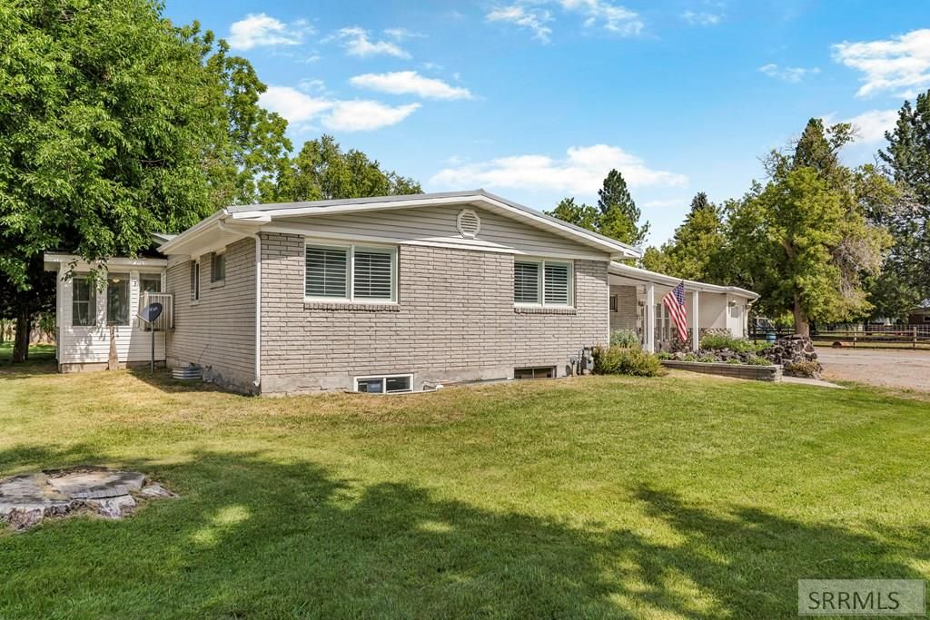 Image 5 of property listing at 1355 S Shilling Avenue, Blackfoot, ID 83221