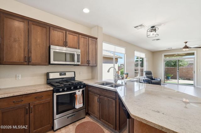 461 W Astruc Drive, Green Valley, AZ 85614