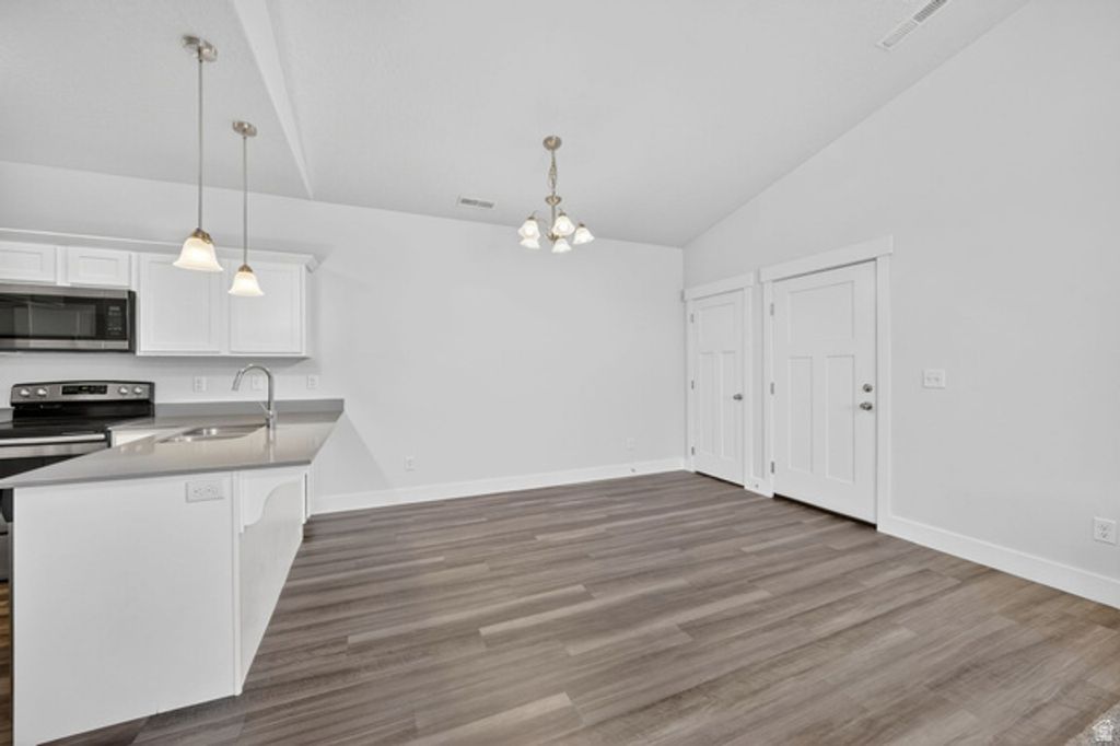 Image 5 of property listing at 698 N 380 W #AA 303, Vineyard, UT 84059