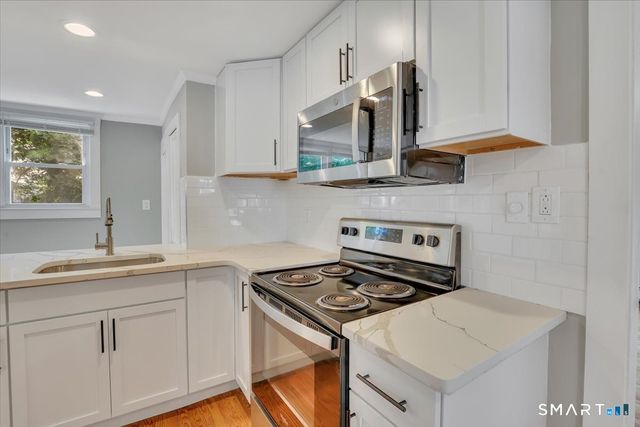 16 Strong Street, Burlington, CT 06013