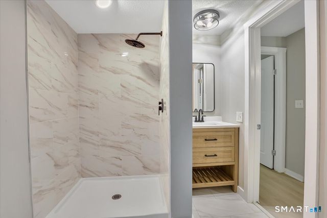 16 Strong Street, Burlington, CT 06013