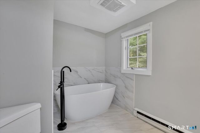 16 Strong Street, Burlington, CT 06013