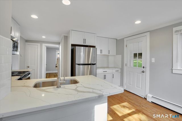 16 Strong Street, Burlington, CT 06013