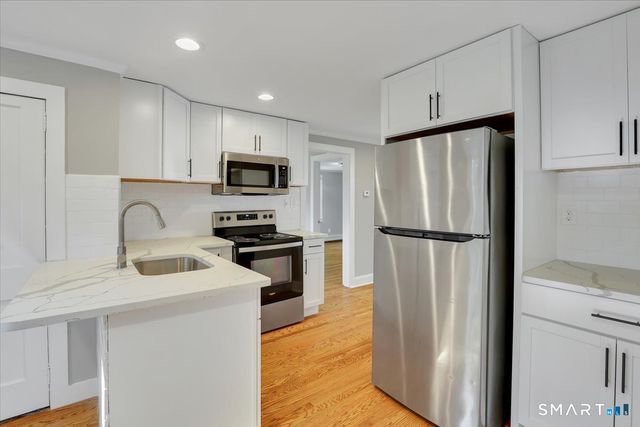 16 Strong Street, Burlington, CT 06013