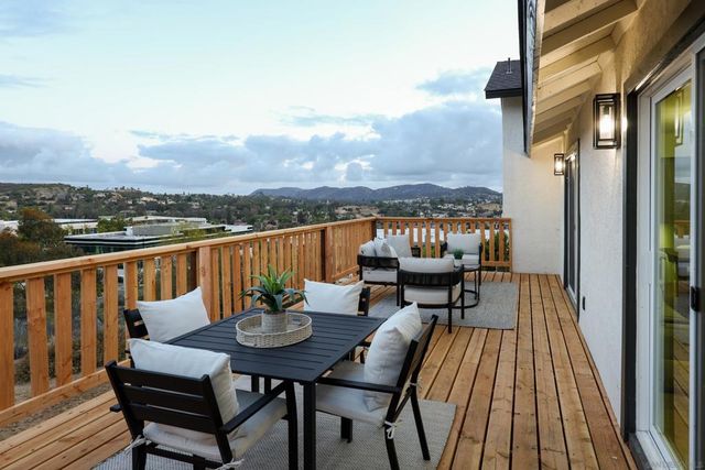 103 Howell Heights, Escondido, CA 92025