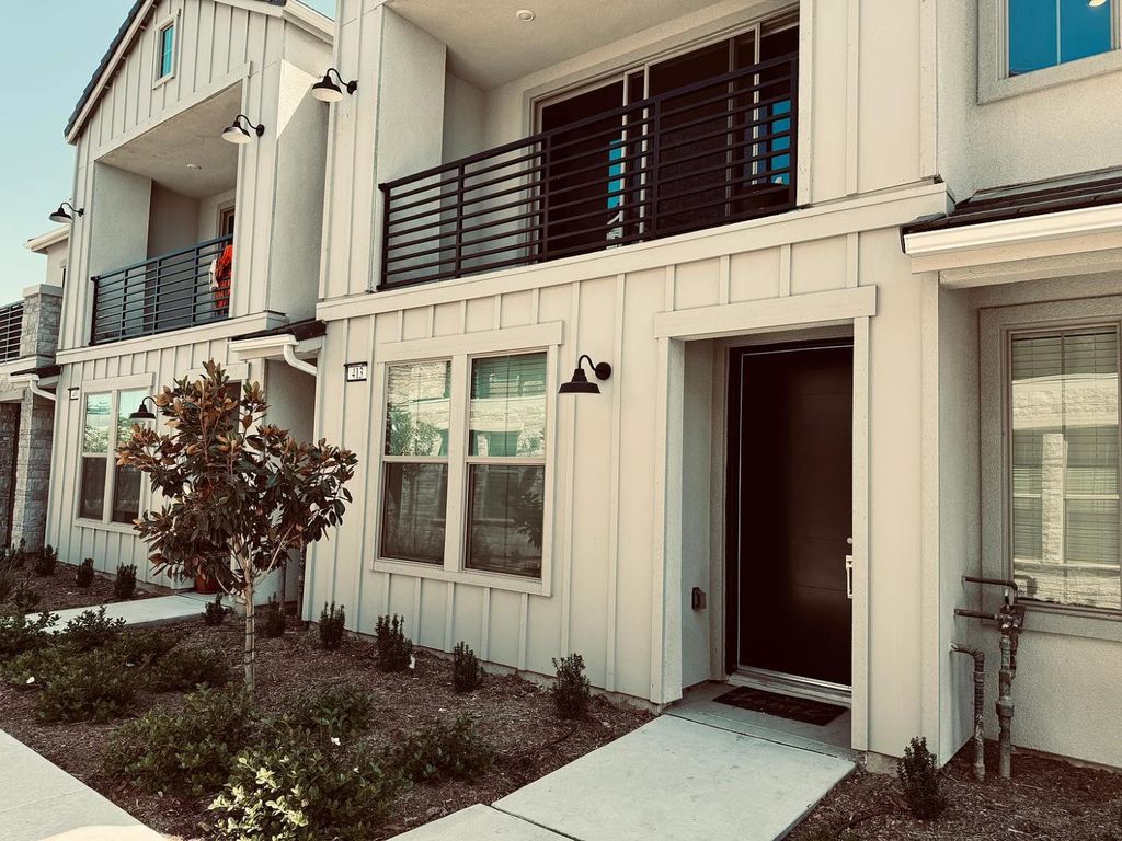 Image 3 of property listing at 413 W Mahogany Lane, Clovis, CA 93611