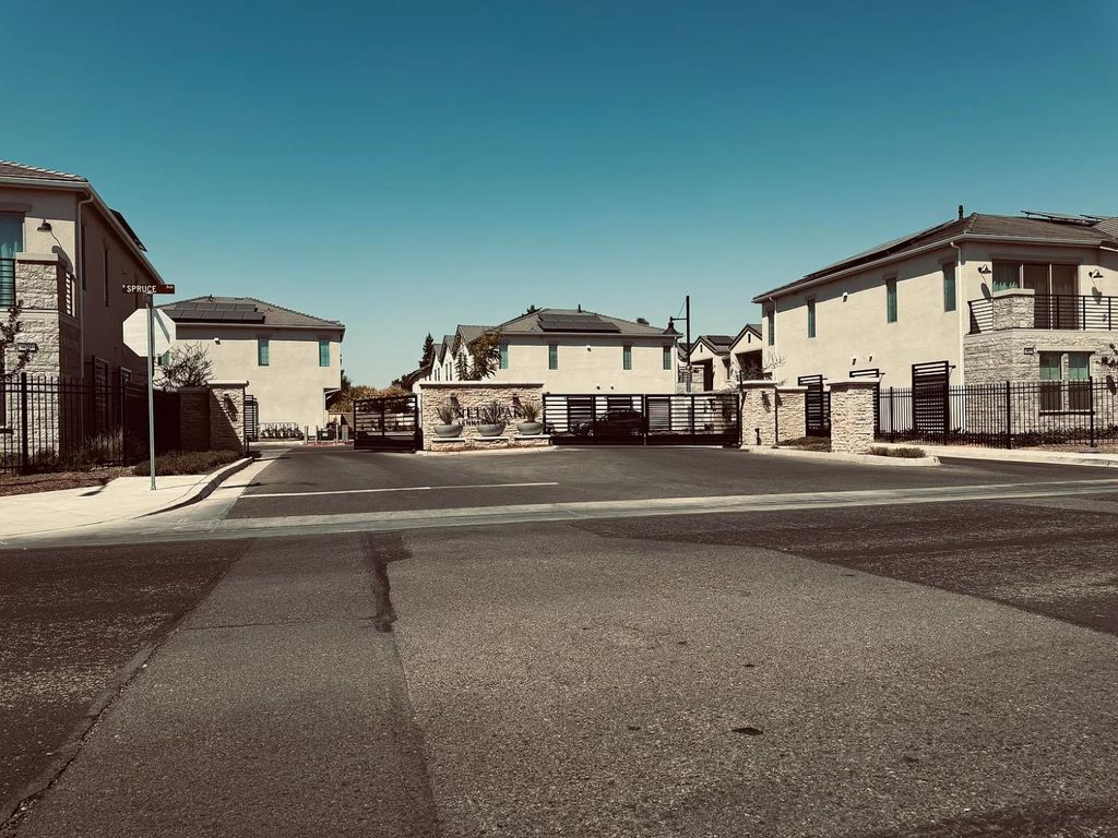 Image 4 of property listing at 413 W Mahogany Lane, Clovis, CA 93611