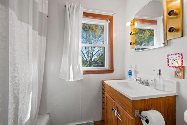 106 N LEMKE STREET, Cecil, WI 54111