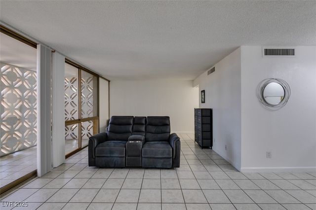 205 East Harmon Avenue 112, Las Vegas, NV 89169
