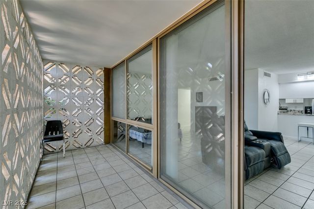 205 East Harmon Avenue 112, Las Vegas, NV 89169