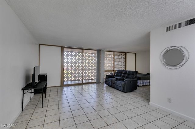 205 East Harmon Avenue 112, Las Vegas, NV 89169