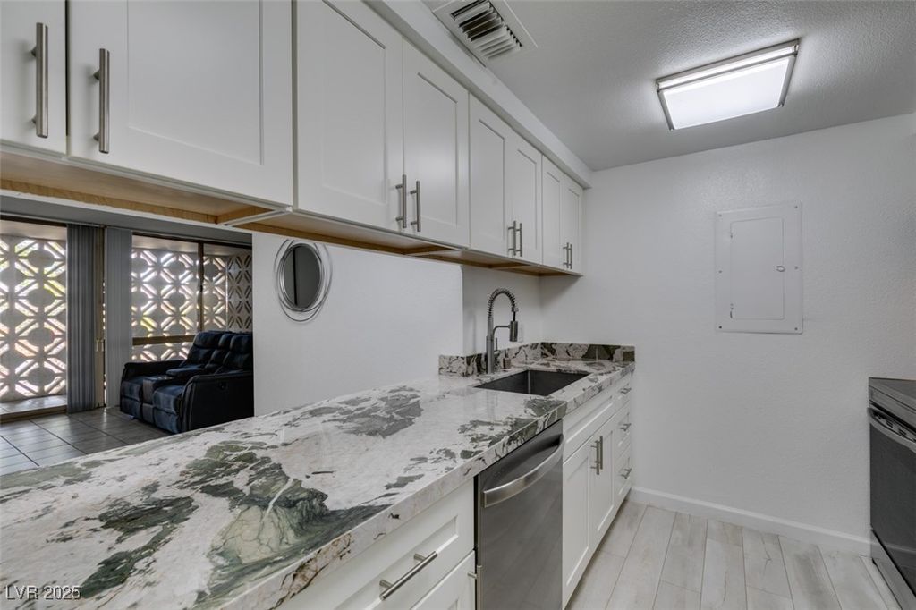 205 East Harmon Avenue 112, Las Vegas, NV 89169