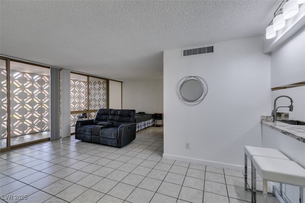 Image 7 of property listing at 205 East Harmon Avenue 112, Las Vegas, NV 89169