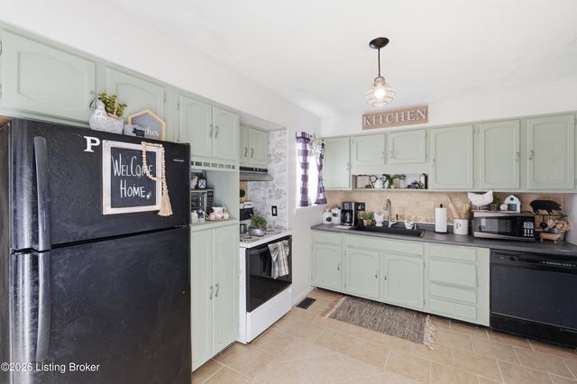 9905 McNeely Lake Dr, Louisville, KY 40229