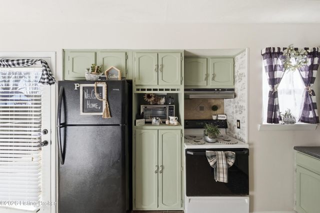 9905 McNeely Lake Dr, Louisville, KY 40229