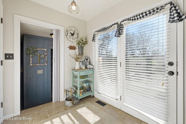 9905 McNeely Lake Dr, Louisville, KY 40229