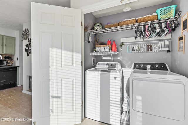 9905 McNeely Lake Dr, Louisville, KY 40229