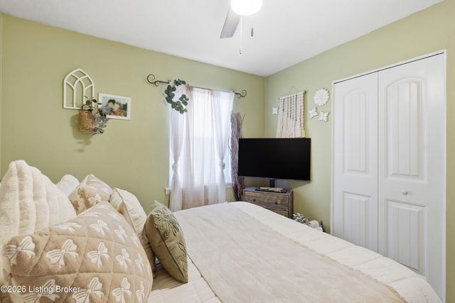 9905 McNeely Lake Dr, Louisville, KY 40229