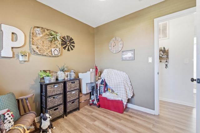 9905 McNeely Lake Dr, Louisville, KY 40229