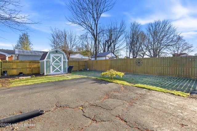 9905 McNeely Lake Dr, Louisville, KY 40229