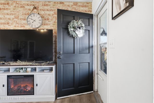 9905 McNeely Lake Dr, Louisville, KY 40229