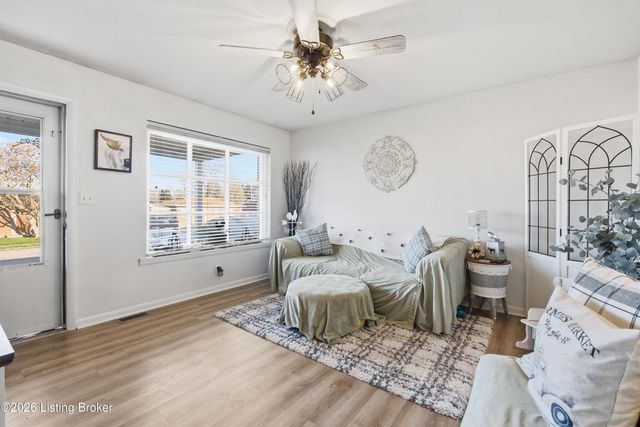 9905 McNeely Lake Dr, Louisville, KY 40229